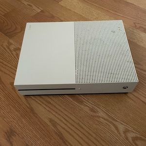 Xbox One S white with blue controller